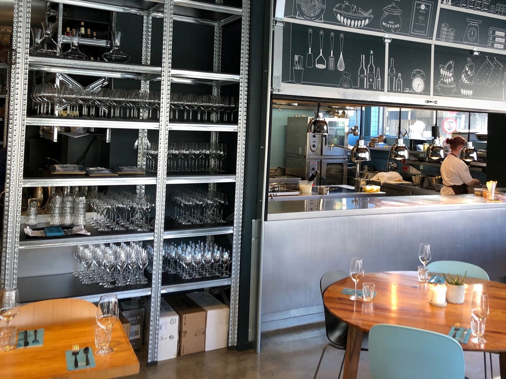 Mathallen i Tromsø, lagerreoler fra Cowab. Foto