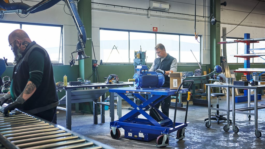 Menn og utstyr til lager, verksted og industri fra Cowab. Foto