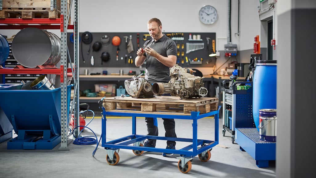 Mann jobber på verksted med verkstedinnredning fra Cowab. Foto