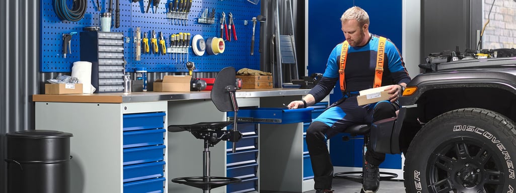 En mann som jobber på et verksted