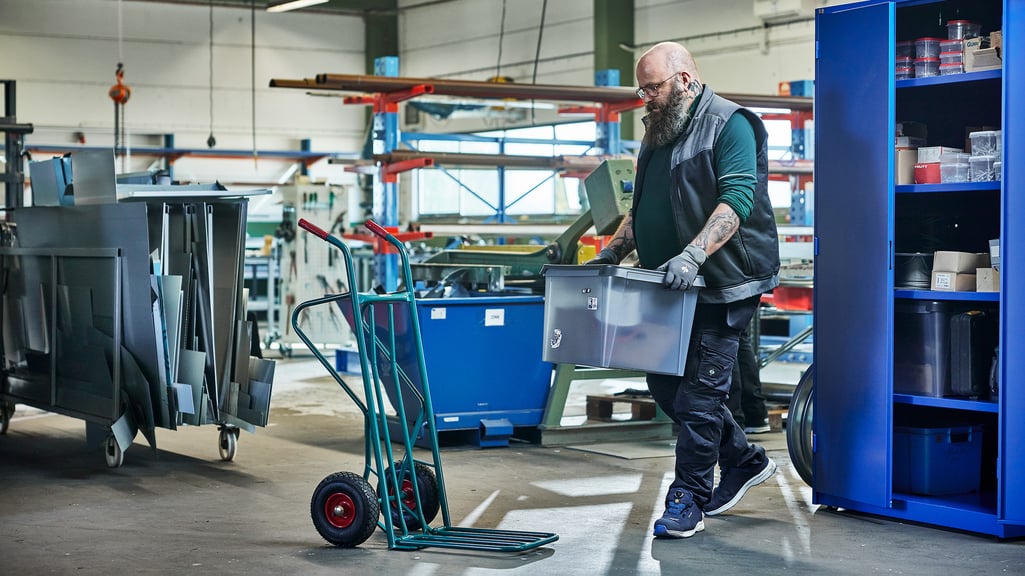 Menn og utstyr til lager, verksted og industri fra Cowab. Foto