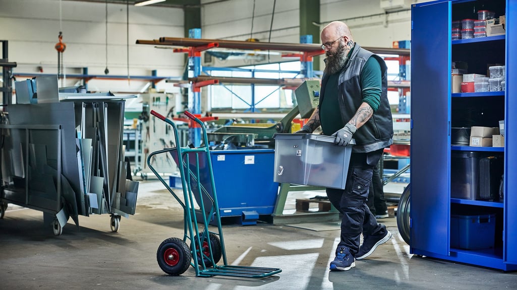 Menn og utstyr til lager, verksted og industri fra Cowab. Foto