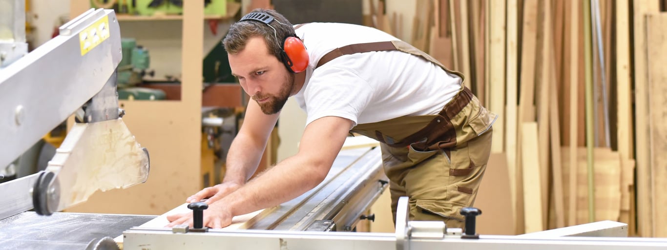 Snekker med hørselvern, Cowab. Foto