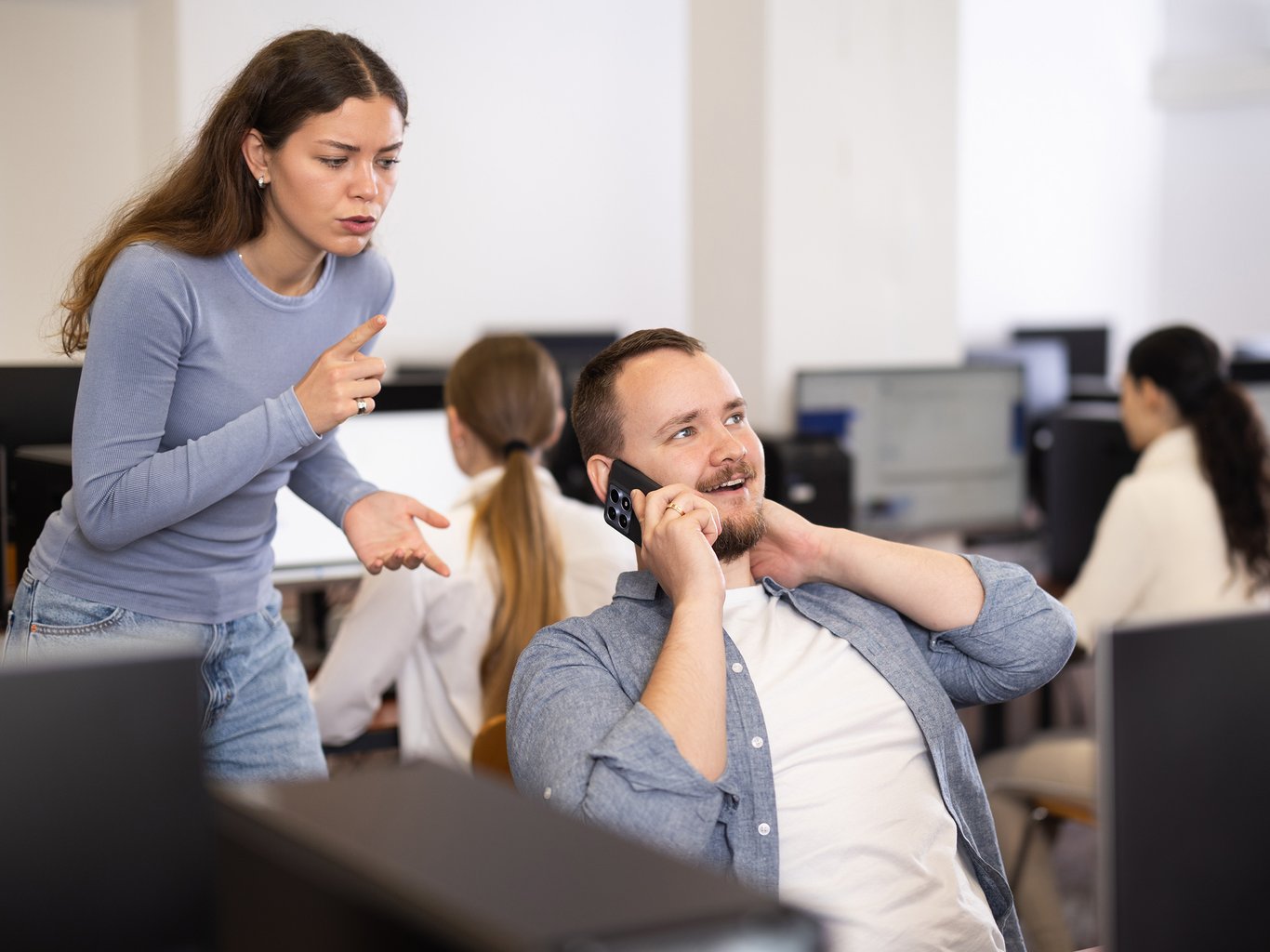 Ansatte på kontor lager støy. Foto