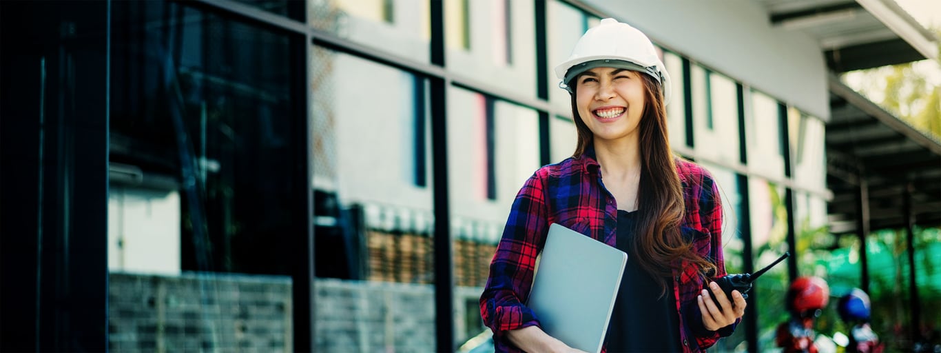 Smilende kvinne med mappe og walkie talkie. Foto