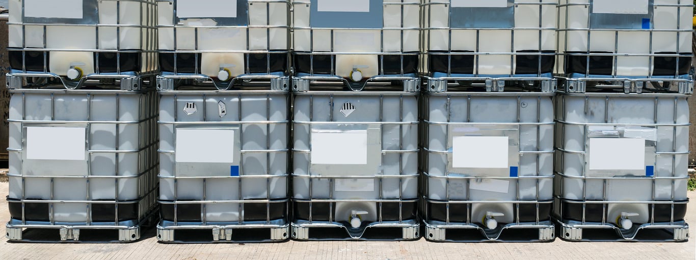 IBC-containere på rad. Foto
