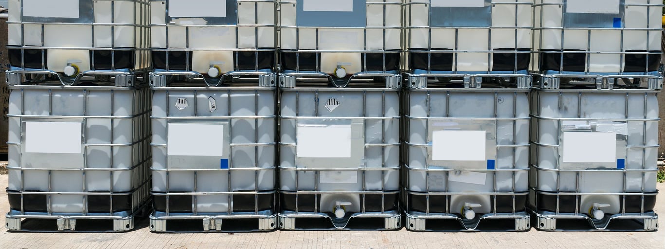 IBC-containere på rad. Foto