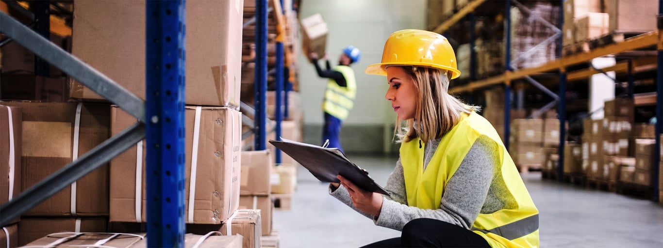 Kvinne på lager med reoler fra Cowab. Foto