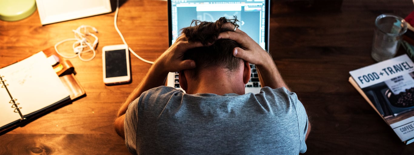 "Stressad man framför datorskärm. Bild: Foto