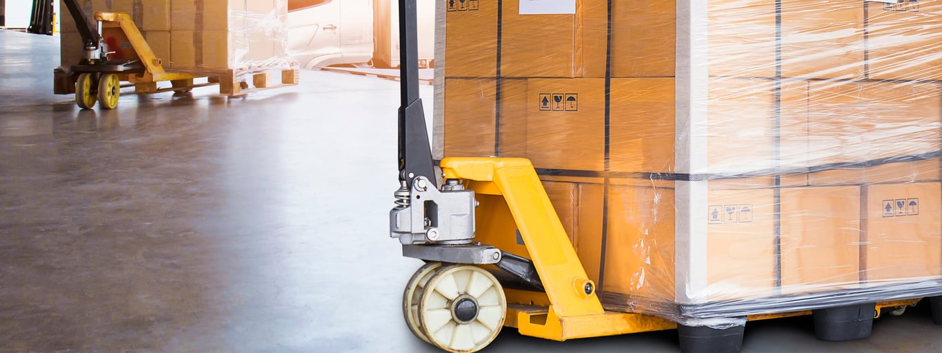 Jekketralle med gods på lager. Foto