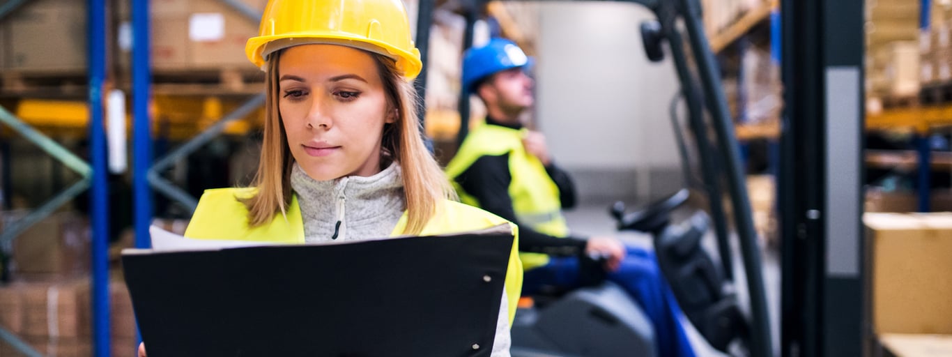 Kvinne og mann arbeider på lager. Foto