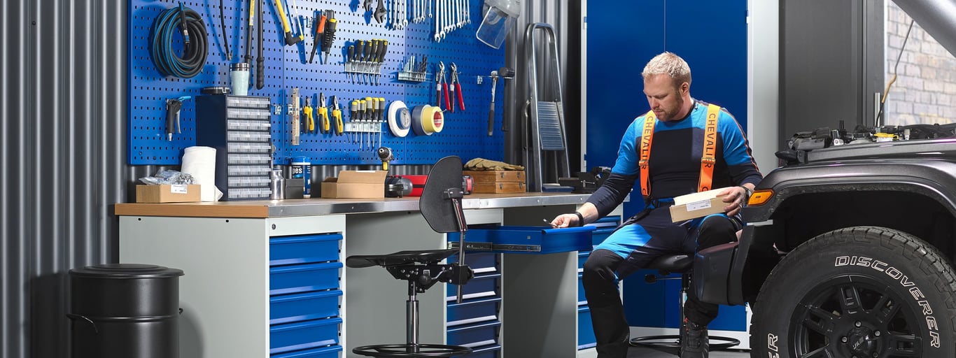 Mann på verksted med verktøyinnredning fra Cowab. Foto