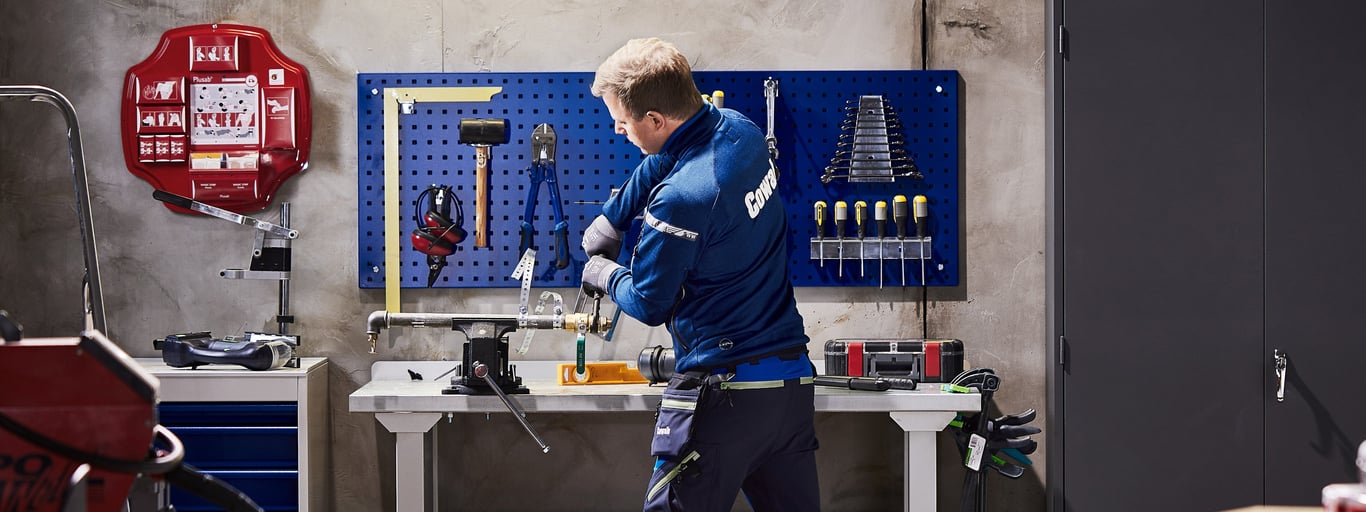 Man med verkstadsförvaring från Cowab. Foto