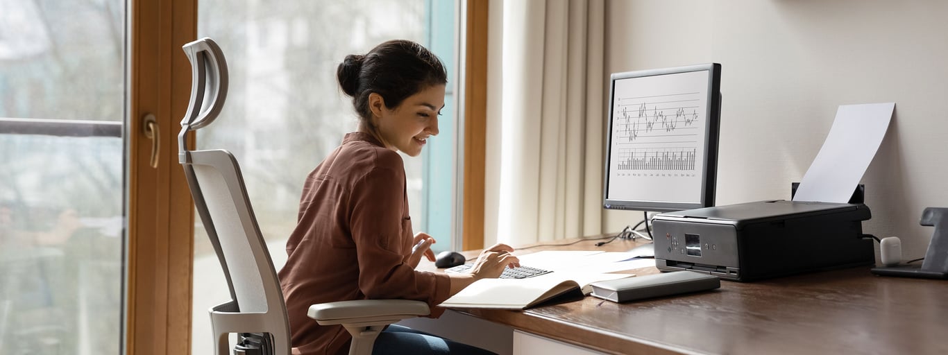 Kvinne på hjemmekontor. Foto