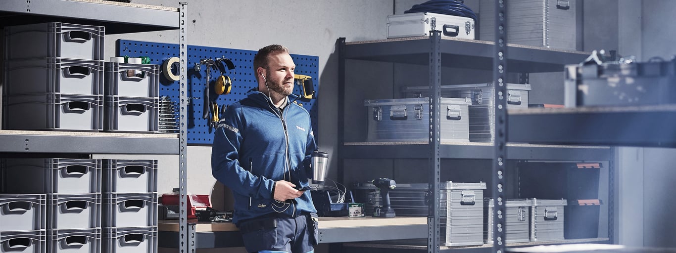 Mann på lager innredet med utstyr fra Cowab. Foto