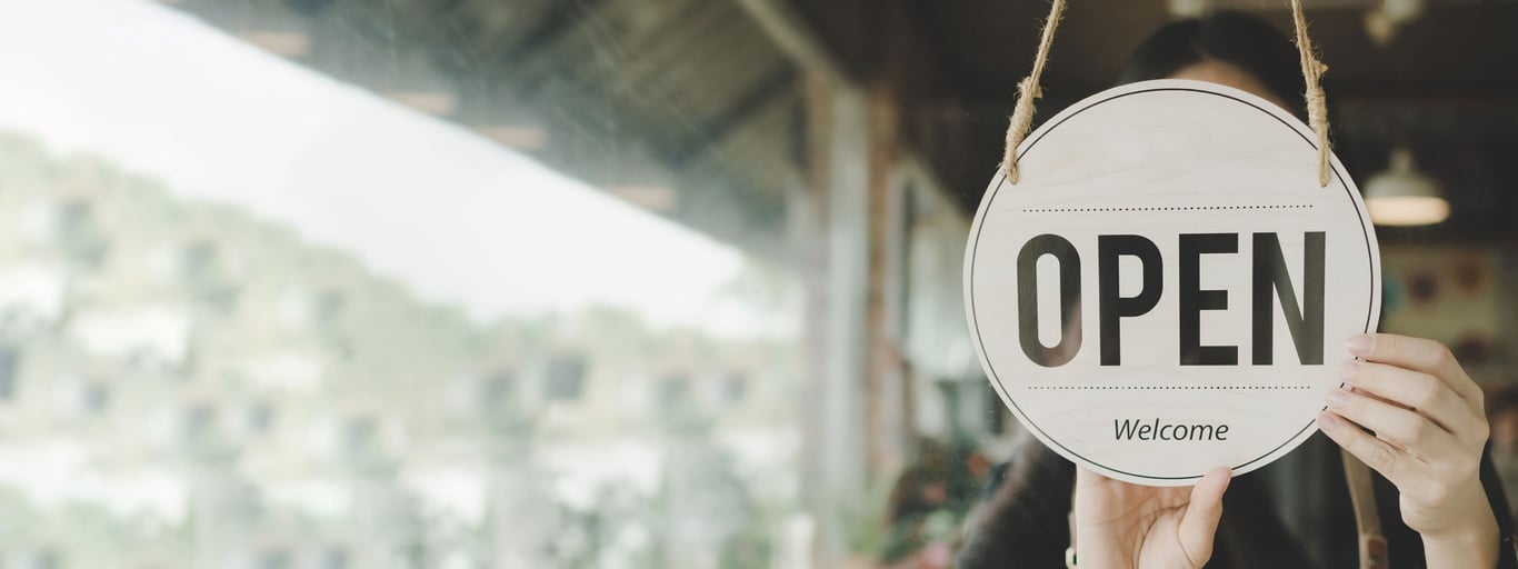 Person holder butikkskilt. Foto