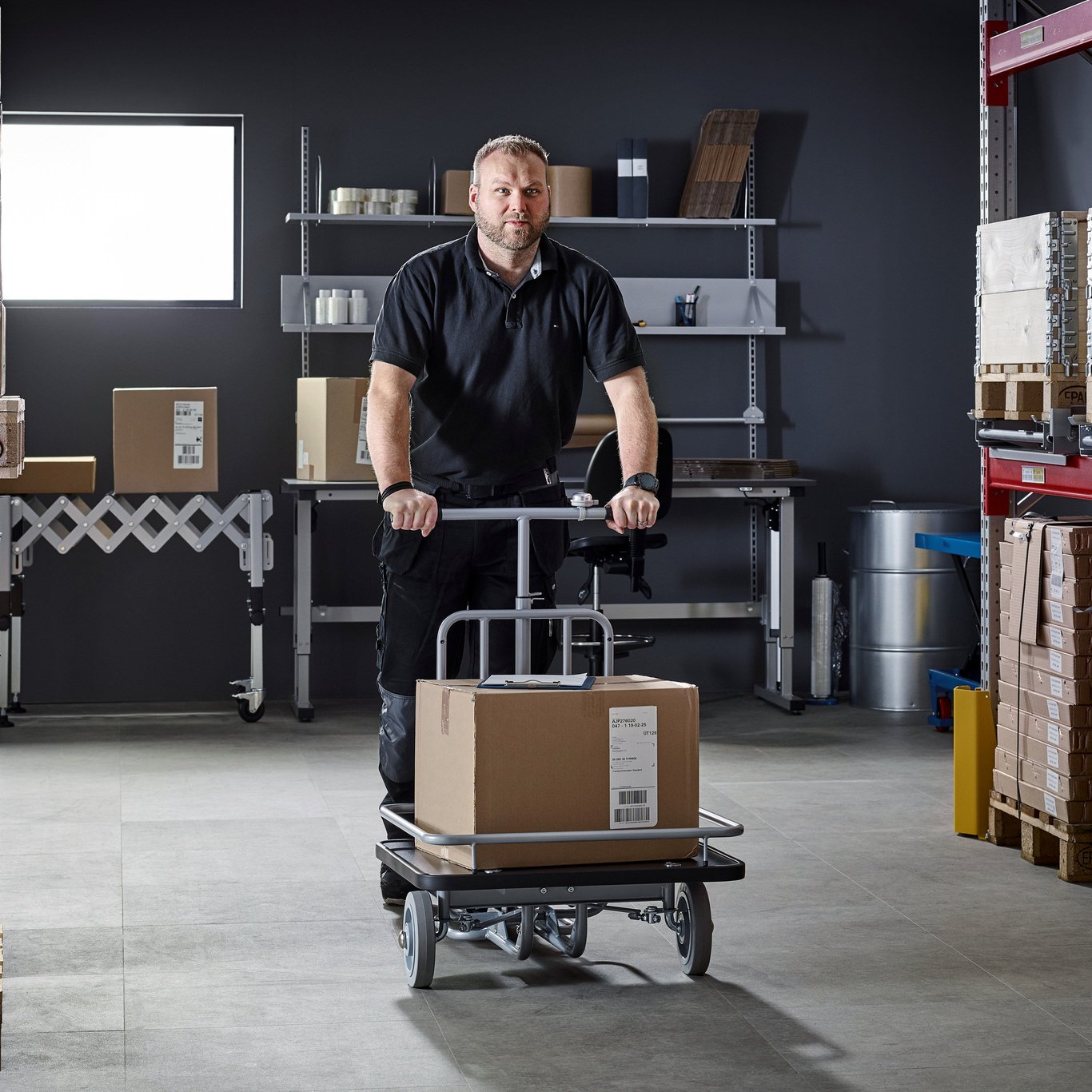 Mann med transportvogn fra Cowab. Foto