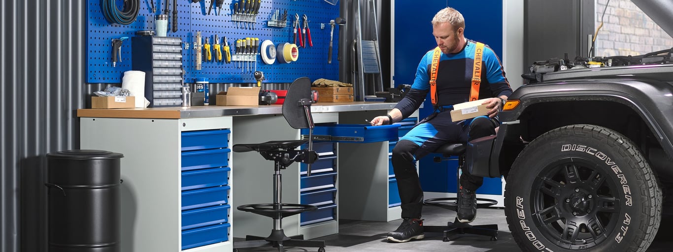 Mann ved verktøybenk og verktøyinnredning fra Cowab. Foto