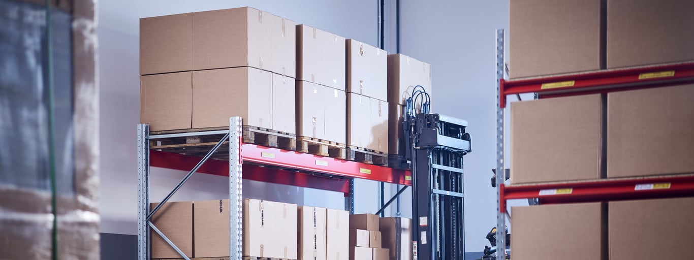 Pallereoler fra Cowab i lagerlokale. Foto