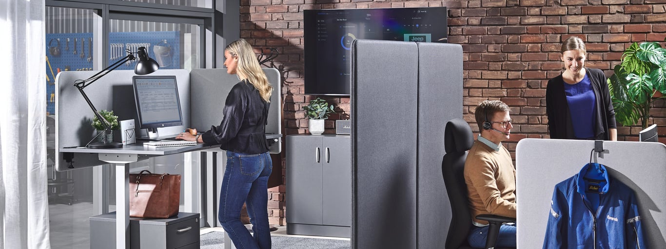 Anställda som arbetar på en ergonomisk arbetsplats. Foto