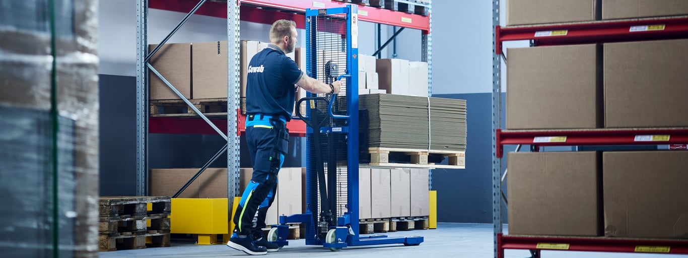 Mann med stabler fra Cowab. Foto