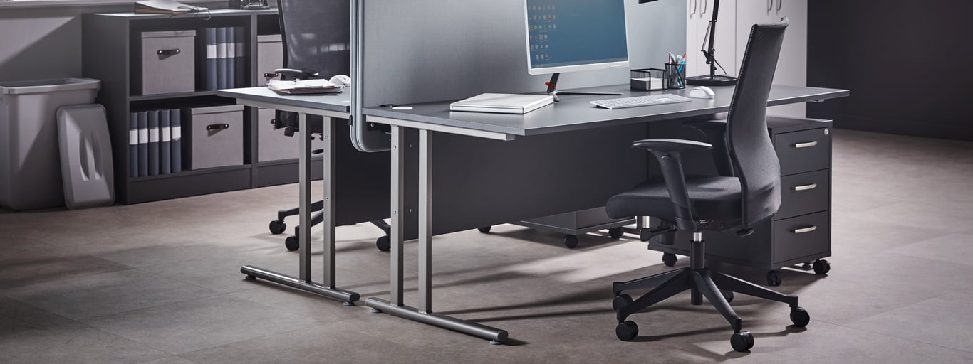 Kontorsinredning från Cowab, kontorsstol och skrivbord. Foto