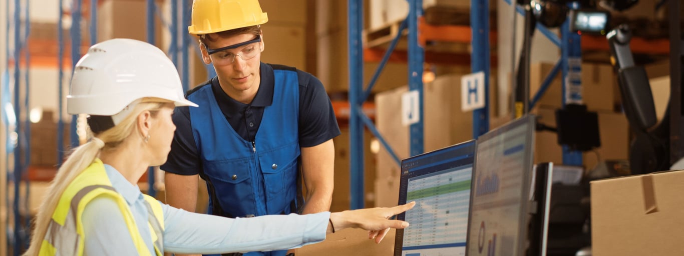 Mann og kvinne arbeider på lager. Foto