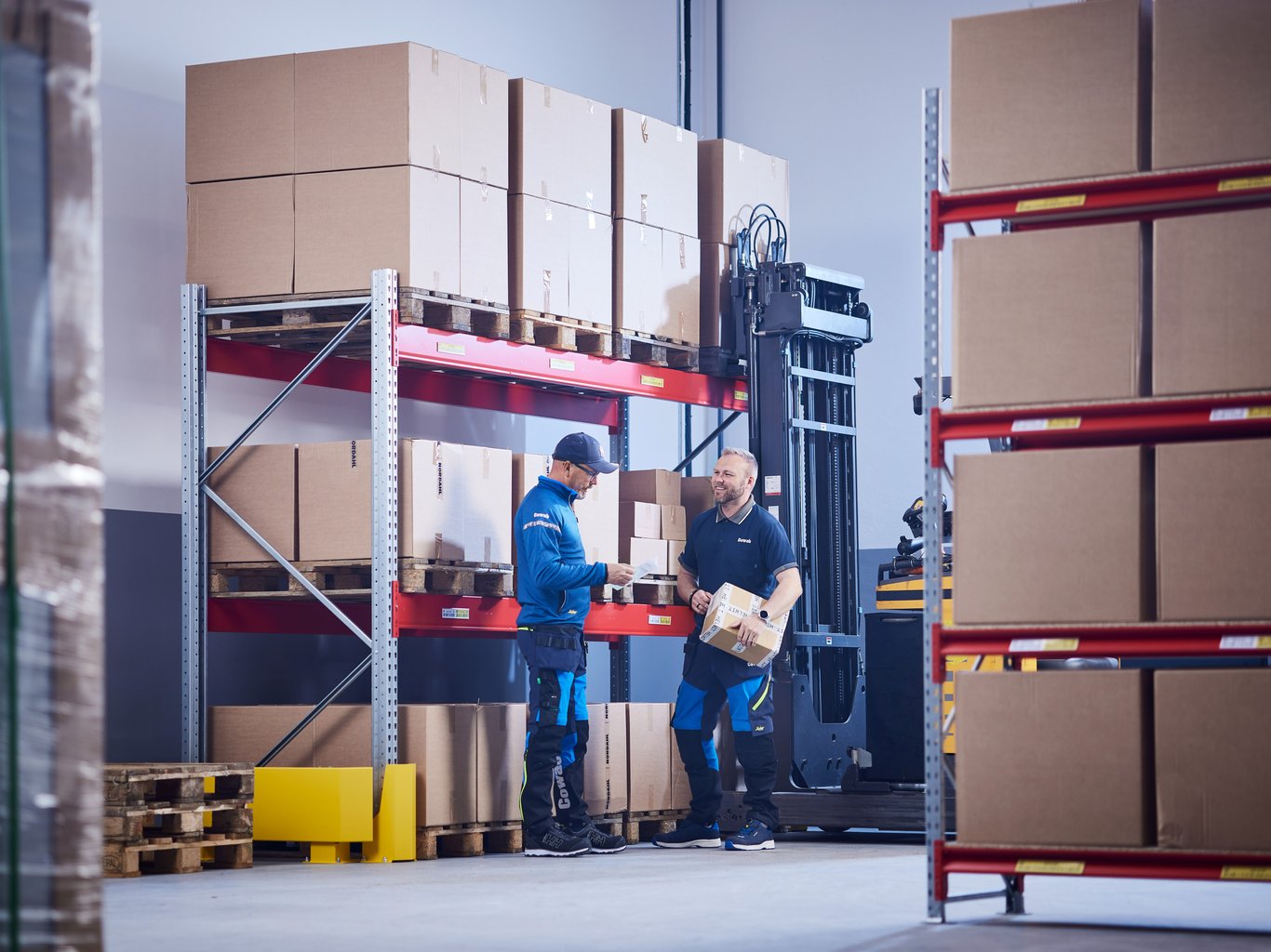 To menn og lagerinnredning fra Cowab. Foto