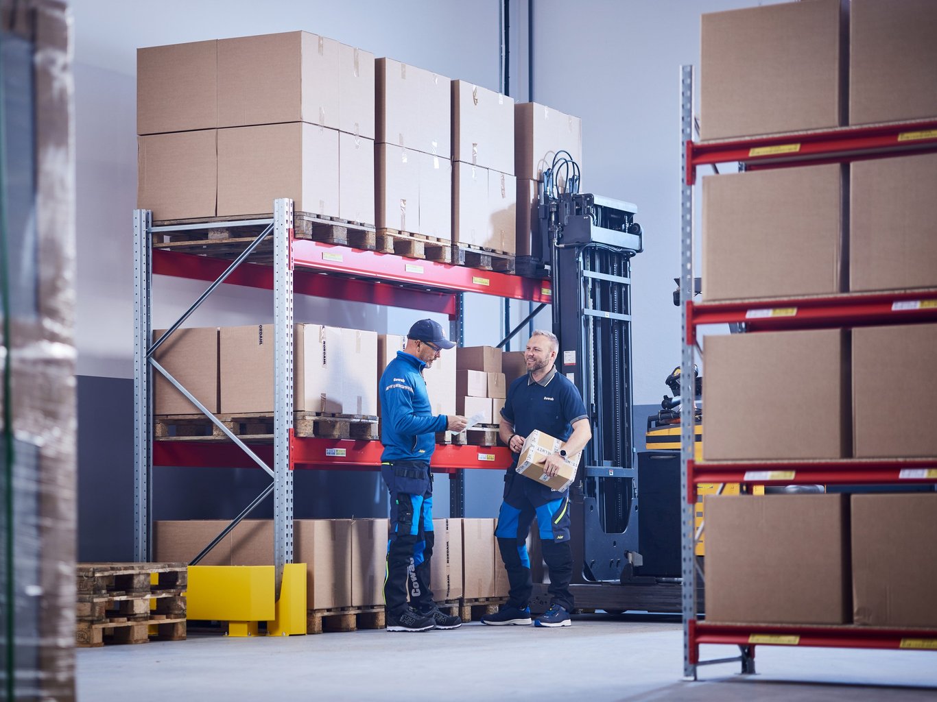 To menn og lagerinnredning fra Cowab. Foto