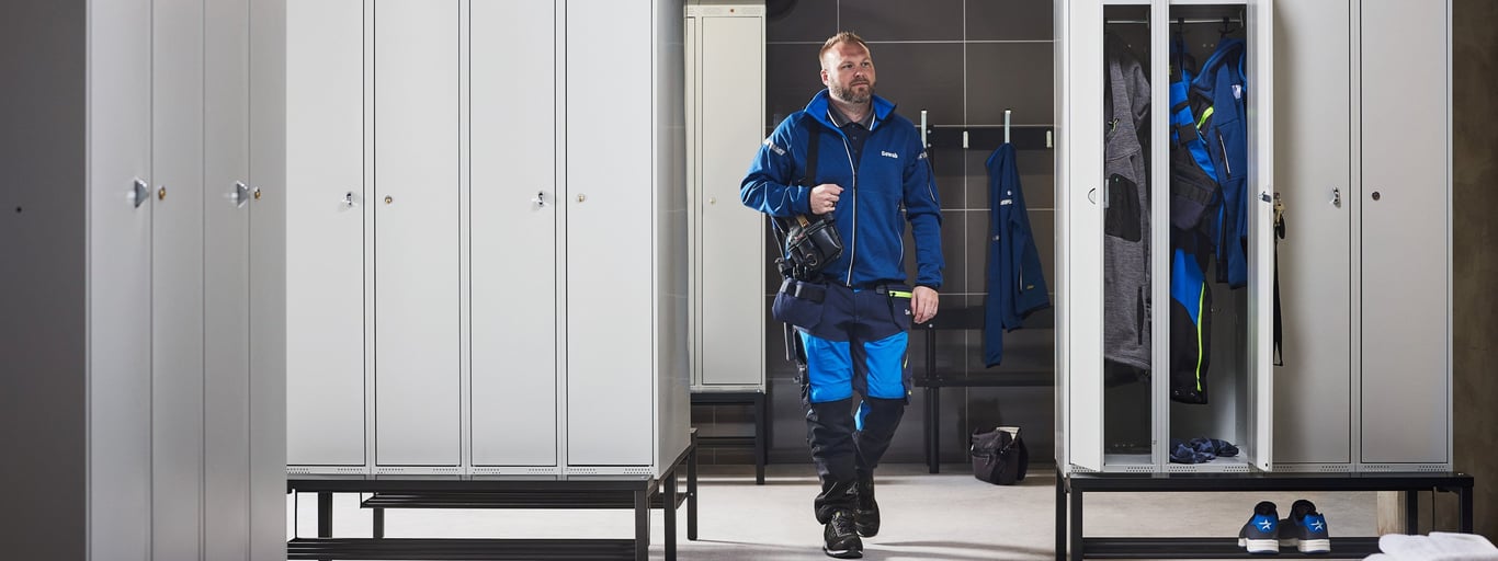 Mann i garderobe fra Cowab. Foto