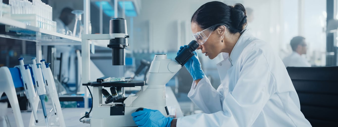 Kvinna arbetar på laboratorium. Foto