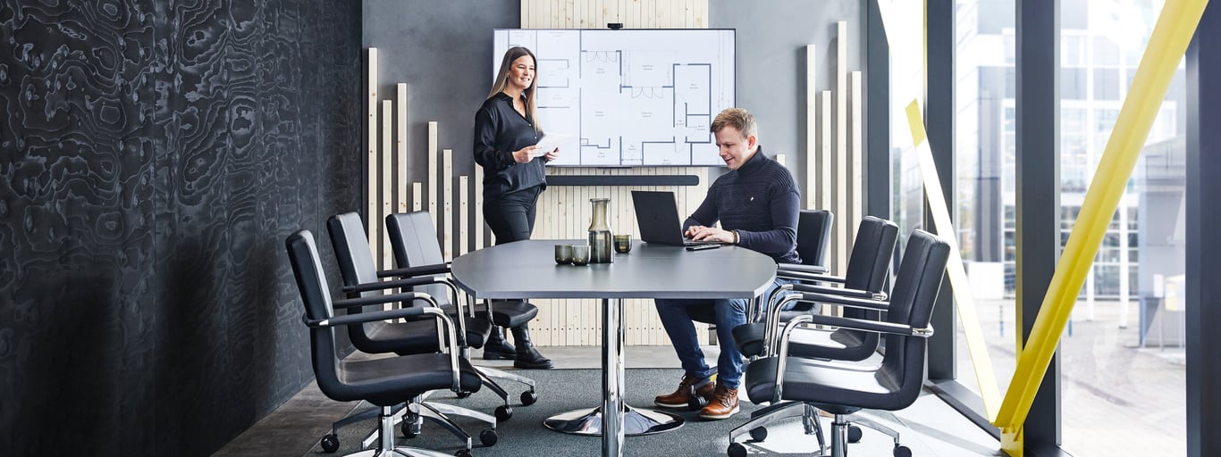 To personer i et møterom med innredning fra Cowab. Foto