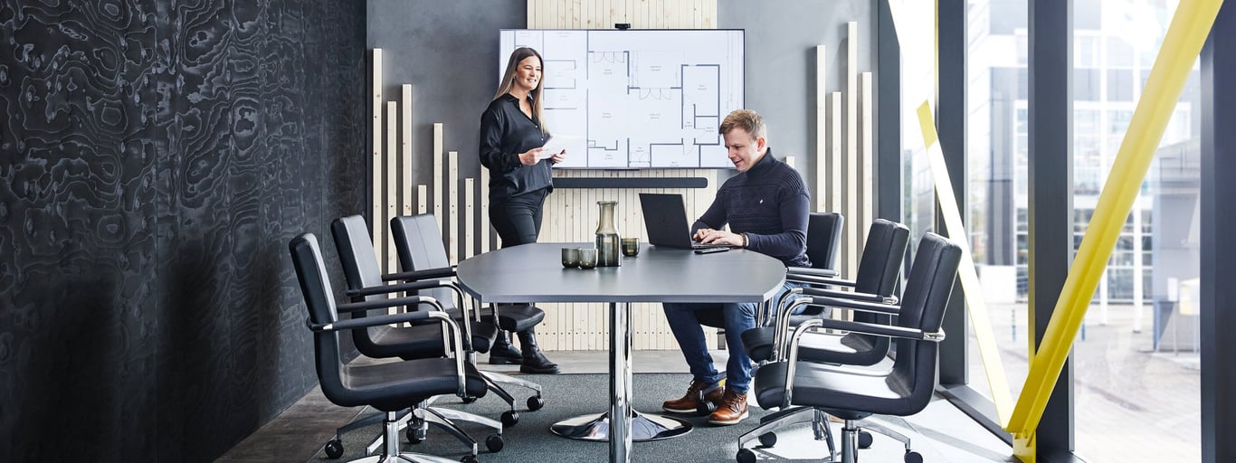 To personer i et møterom med innredning fra Cowab. Foto