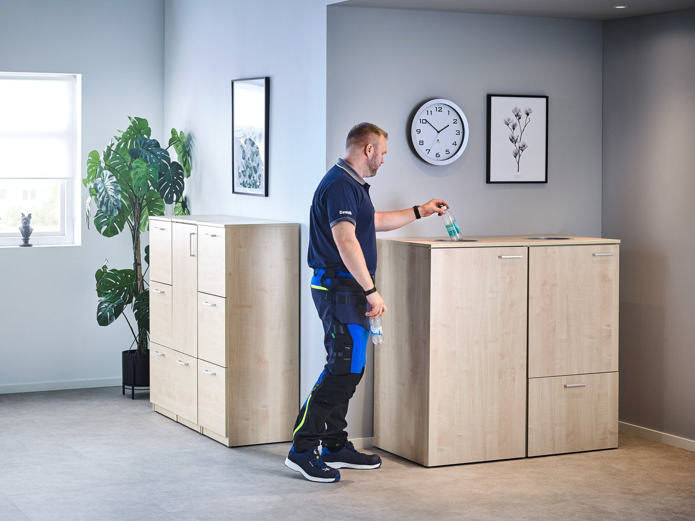 En mann som sorterer avfall i avfallsbeholdere