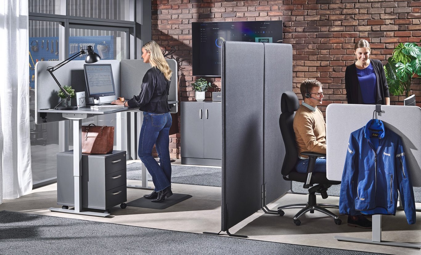 Kvinne på kontor med ergonomiske møbler fra Cowab