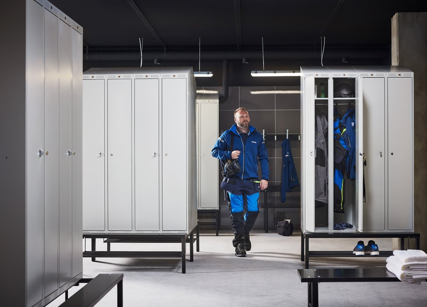 Mann i garderobe med innredning fra Cowab. Foto