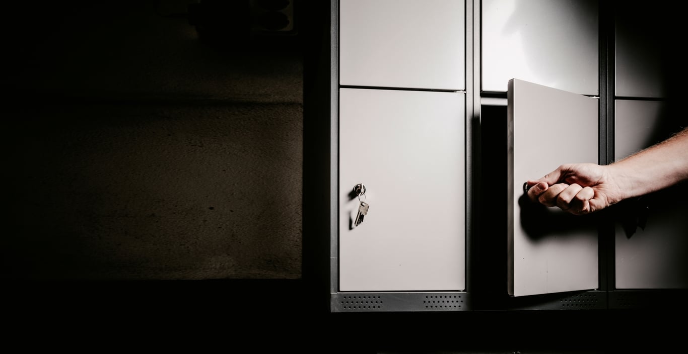 Person åpner garderobeskap fra Cowab. Foto