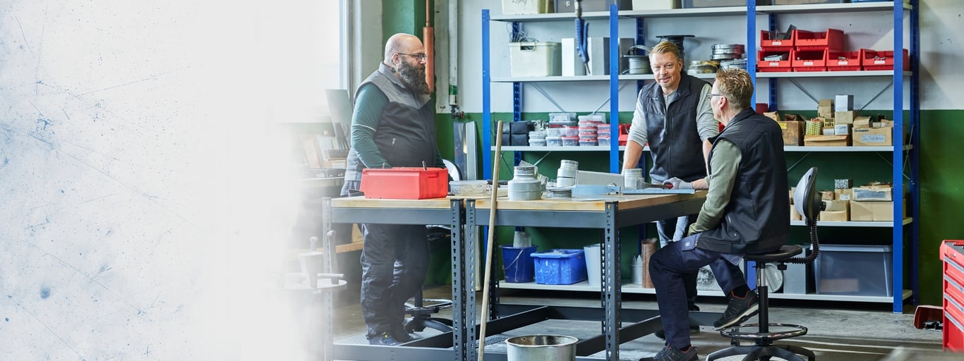 Menn diskuterer lager, verksted og industri løsninger