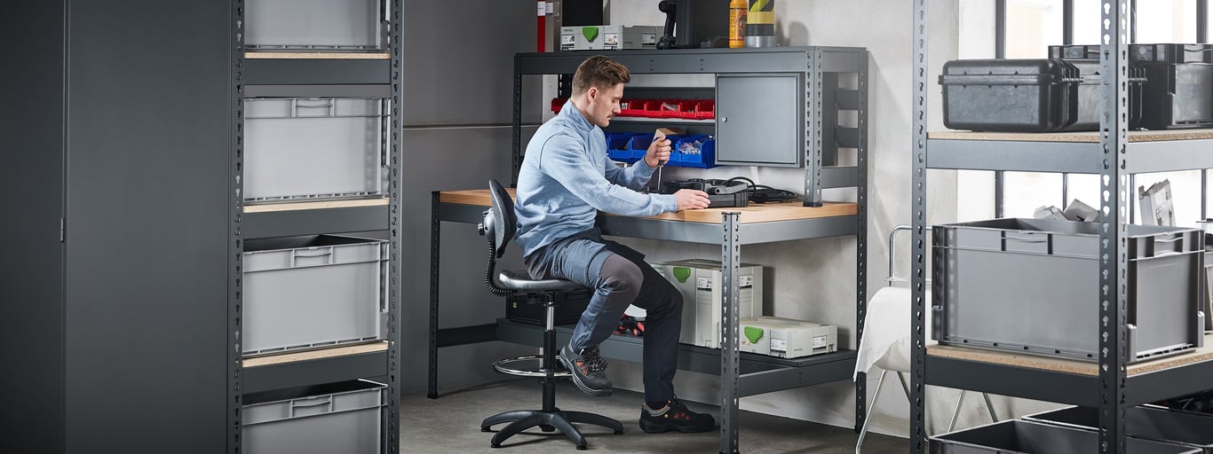 Mann på verksted med verkstedinnredning fra Cowab. Foto