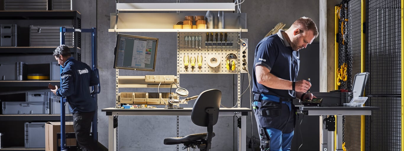 Mann som står ved en arbeidsbenk