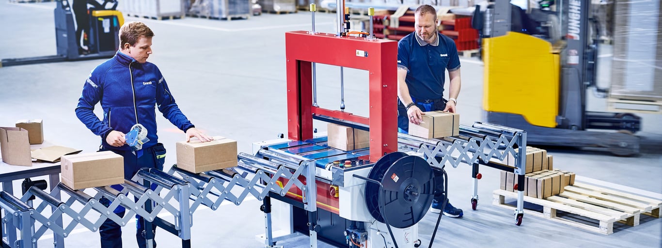 To menn som jobber ved et rullebord