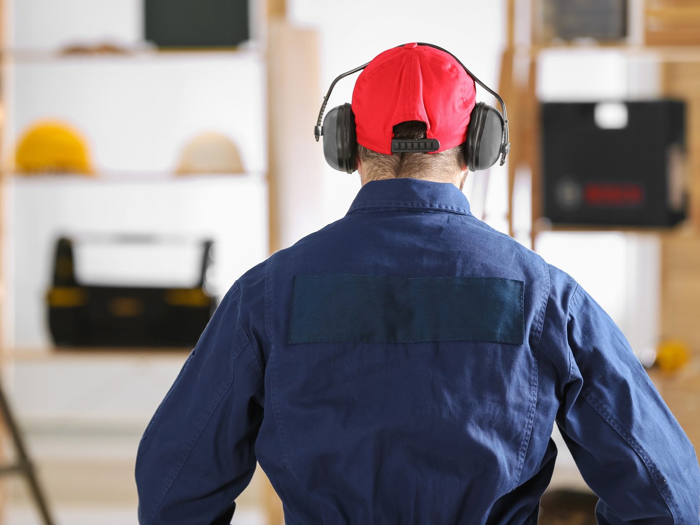 Mann med hørselvern. Foto