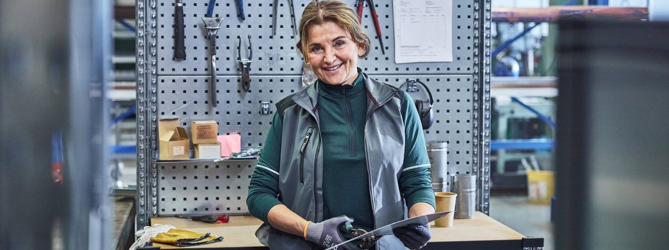 Kvinna på lager med inredning från Cowab. Foto