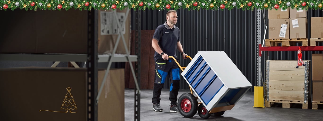 Mann med sekketralle fra Cowab på lager. Foto