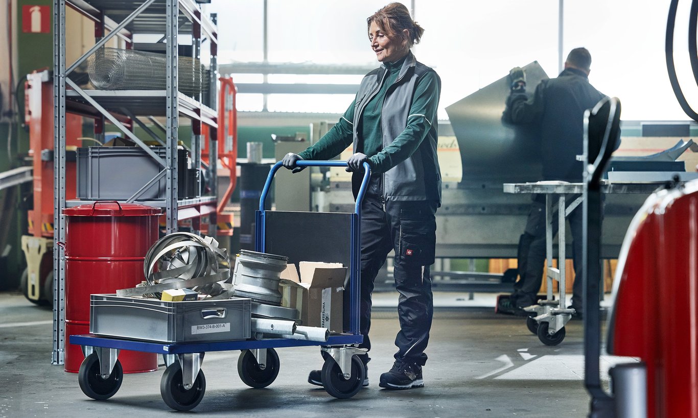 Kvinna med vagn från Cowab