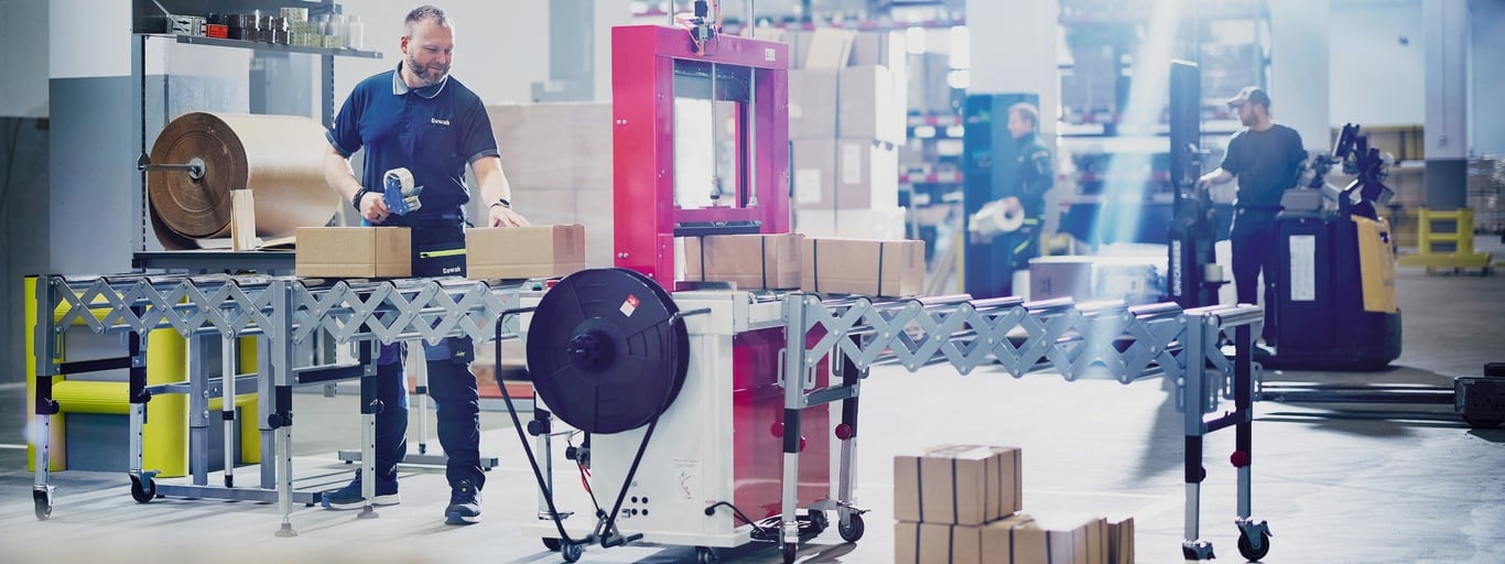 Kvinne og mann på lager med innredning fra Cowab