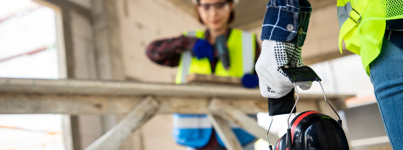 To industriansatte på arbeidsplass med hørselvern. Foto