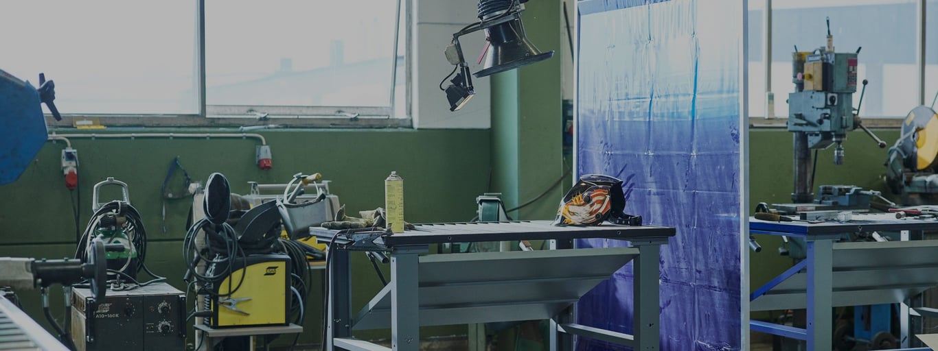 Sveiseskjerm fra Cowab reduserer støy på verksted. Foto