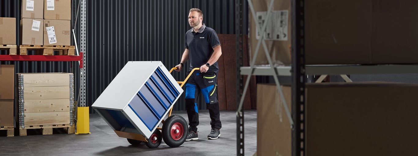 Mann med sekketralle fra Cowab. Foto