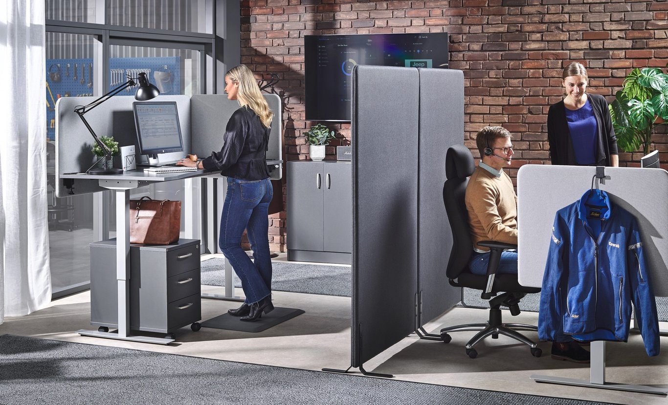 Kvinna på kontor med ergonomiska möbler från Cowab